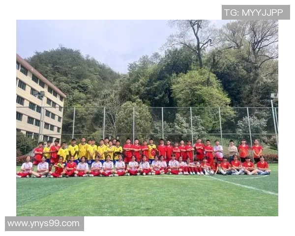 在绿茵场上寻觅明星足迹 握住偶像签名的精彩瞬间