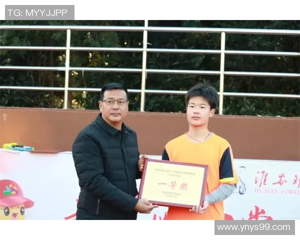 足球巨星俊朗头像闪耀绿茵激情点燃无限青春梦想