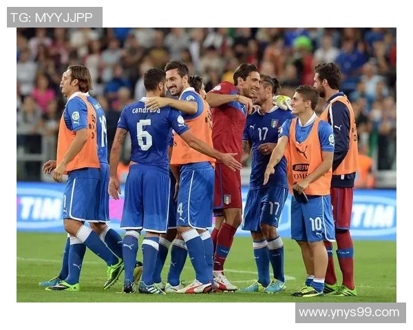 足球巨星赛场激情互动高举双手热血击掌展现团队精神