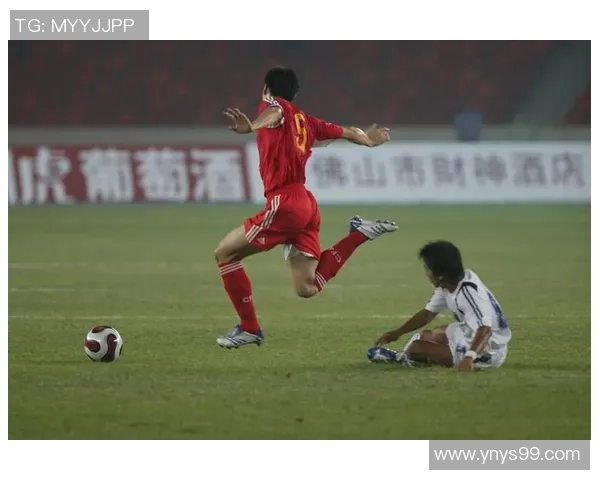 足球球星意外摔跤瞬间引热议 网友纷纷评论事件背后的真相与疑点 足球球星意外摔跤瞬间引热议 网友纷纷评论事件背后的真相与疑点